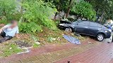 深圳一轿车碰撞多车后冲上绿化带 16人受伤送医