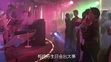 梅艳芳生日会出大事，向华强逼迫成龙下跪，媒体一句话说出原因