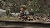 铁钉放在铁轨上，火车一过来就变成飞刀，兄弟两瞬间发现商机！