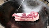 九九一大块五花肉煮熟，配点蒜蓉，苗大姐见五花肉两眼发光