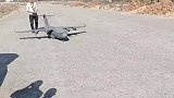 男子自制飞机在石子路面成功起飞