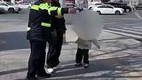 商贩占道经营影响交通，交警上前耐心劝离，引导其至安全地带