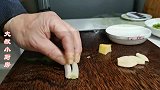 芹菜炒香干时，不要直接下锅炒，多加1个步骤，芹菜脆嫩又入味