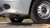 玻璃悬空会被汽车压碎吗？老外亲测，结果你猜怎么着？