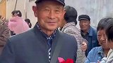 73岁大爷迎娶69岁大妈，大爷很开心