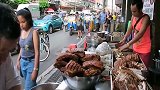 看看泰国的烤肉怎么样外皮酥脆，大厨切成块，看着真香