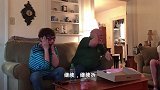 爸爸拆开儿子送的礼物，一旁妈妈激动起来，随后简直要乐疯了