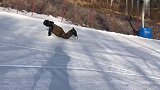 这样滑雪的我还是第一次见，网友：这样滑雪才有灵魂！