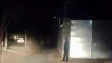 父亲站在路口等儿子回家，看到儿子后开心的不行