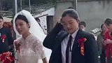 新郎无法参加婚礼，又来不及通知亲朋好友改期，妹妹代替哥哥迎娶新娘