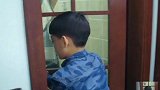 不愿意跟弟弟玩，却实则还是关心弟弟