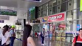 中国小伙时隔两年再次回到越南，越南阿妹紧紧抱住不愿意放手