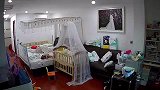 监控无意间拍到的一幕，千万不能让小孩离开自己视线！