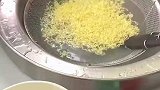 男子将锅内的泡面捞起，加入牛肉丸和牛腩