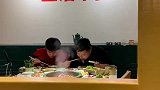 进店看到这一幕，不知道大哥这是什么火锅新吃法！