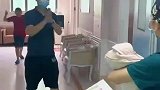 得知妈妈生了妹妹，产房外的哥哥高兴的跳起来