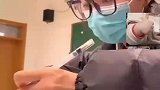 温暖！雨天老师借伞给学生去餐厅，等伞时收到学生霸总式带饭