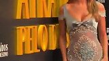 姆巴佩女友身着薄纱礼服尽显身材