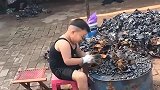 这小子厉害了，这么小就跟大人抢饭碗，长大了还了得