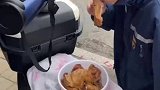 女儿一句“爸爸我想吃肉”，爸爸骑车二十多公里送鸡腿到校门口