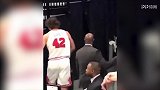 篮球-18年-洛佩斯连续领到两个技犯被罚出场 球员通道摔椅子泄愤-花絮