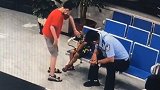 哥哥力满分！5岁男童街头走失 12岁男孩带其报警找父母