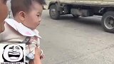 萌娃第一次看见汽车，激动的左右摇摆