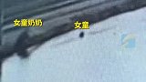 祖孙二人不慎坠河无助挣扎旬男子闻讯毫不犹豫跳水救人