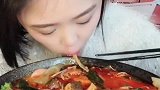 小美女吃毛血旺，眼前这幕，太过诱人！