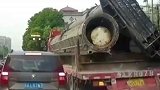 这就差一点点，旁边的小车瑟瑟发抖