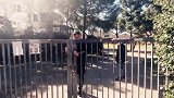 意大利巴里市长硬核劝散公园聚集人员 赴球场赶人亲自锁大门