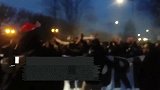 搞事！上千巴黎极端球迷包围皇马下榻酒店 国骂+横幅问候对手