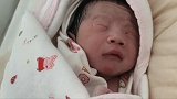 刚出生的小宝宝好可爱，接下来的表情太萌了，真叫人喜欢！