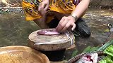 村花荒野油煎河鱼，再搭配鲜蔬辣酱，吃得真是舒服