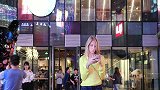 街拍：时尚美女纷至沓来，好似百花盛开，真热闹