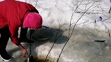 这就是东北人的日常生活，下雪的时候去河上捞鱼，看来大叔上大货