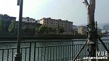 徒步旅行的途中，穿过大理下关城区的西洱河