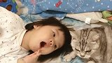 小宝贝和猫咪头靠头，真的超级呆萌