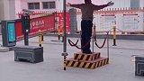 陕西宝鸡一段小区保安扭着蛇形舞指挥交通的视频走红网络，引起网友捧腹大笑。网友：人家只是站累了扭一扭