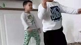 小男孩在家学习唱跳逗笑网友，同年龄段没有朋友！