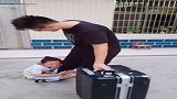 妹妹不让哥哥走，感情真好