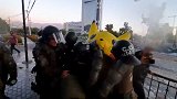 智利抗议现场“皮卡丘”与警察扭打在一起 被喷胡椒喷雾后倒地