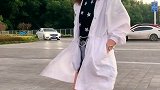 夕阳西下小姐姐独自漫步微风吹拂她的秀发