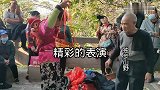老明哥、融水妹，唱着山歌，背上胖娃娃回娘家，全程逗乐了观众