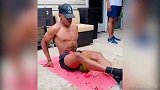 大开眼界！猛男大腿内侧夹爆西瓜 汁水溅得到处都是