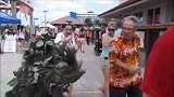 街头恶作剧，假扮草人吓路人，就连小孩都不放过