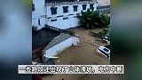 直击广西凌云洪水：多个乡镇农田房屋被淹，停放在路边的汽车被冲走