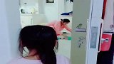 孩子看见后妈辛苦的干家务，接下来孩子的举动，后妈抱紧孩子！