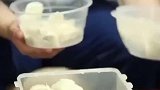 老两口爬泰山给消防员儿子送饺子