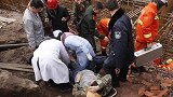 工人因塌方被“活埋”只露头部 为救人消防徒手开挖